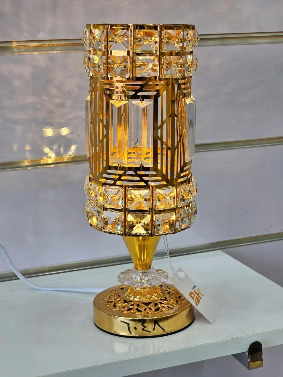 مصباح طاولة كريستالي بتصميم هندسي