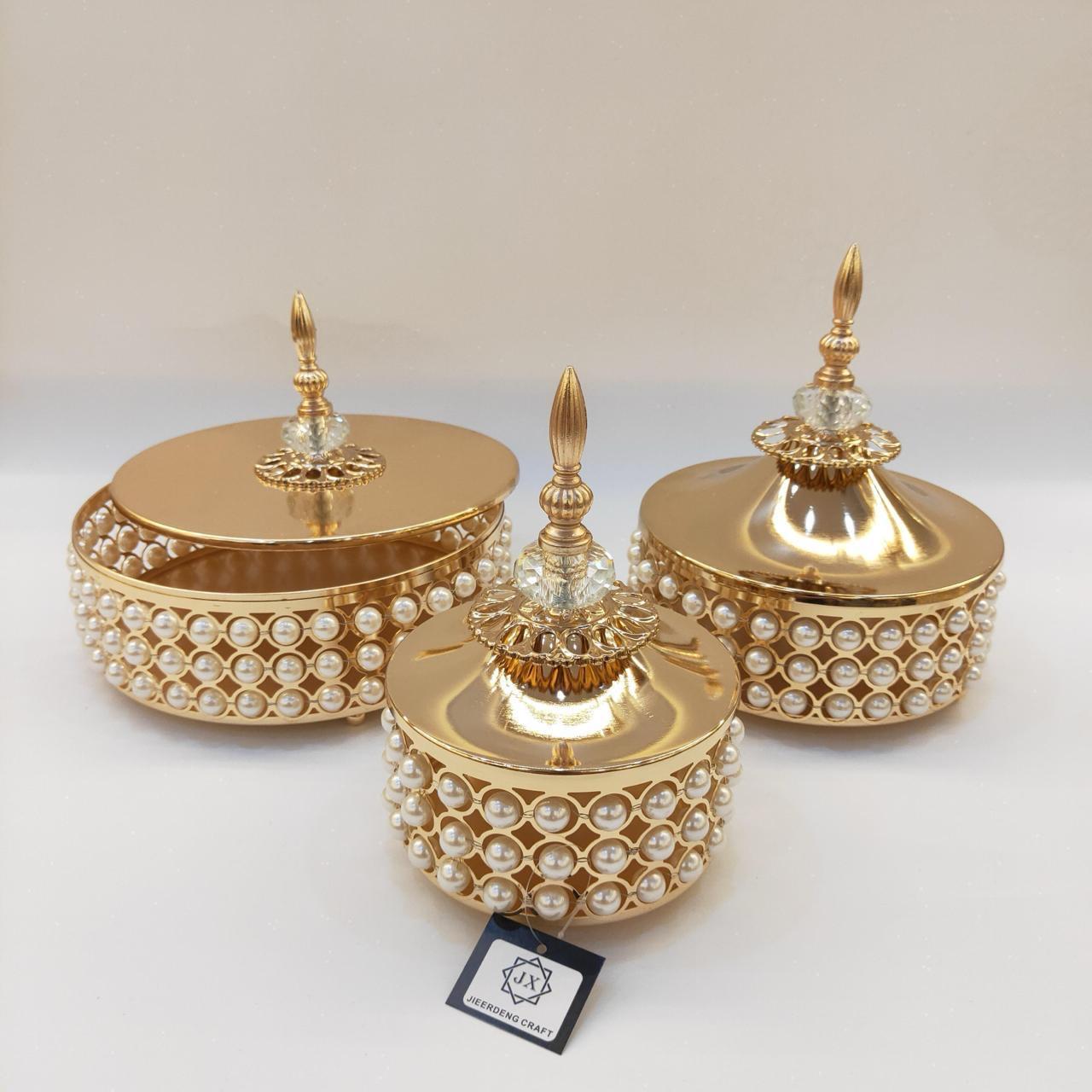 علب مجوهرات ذهبية مزينة باللؤلؤ