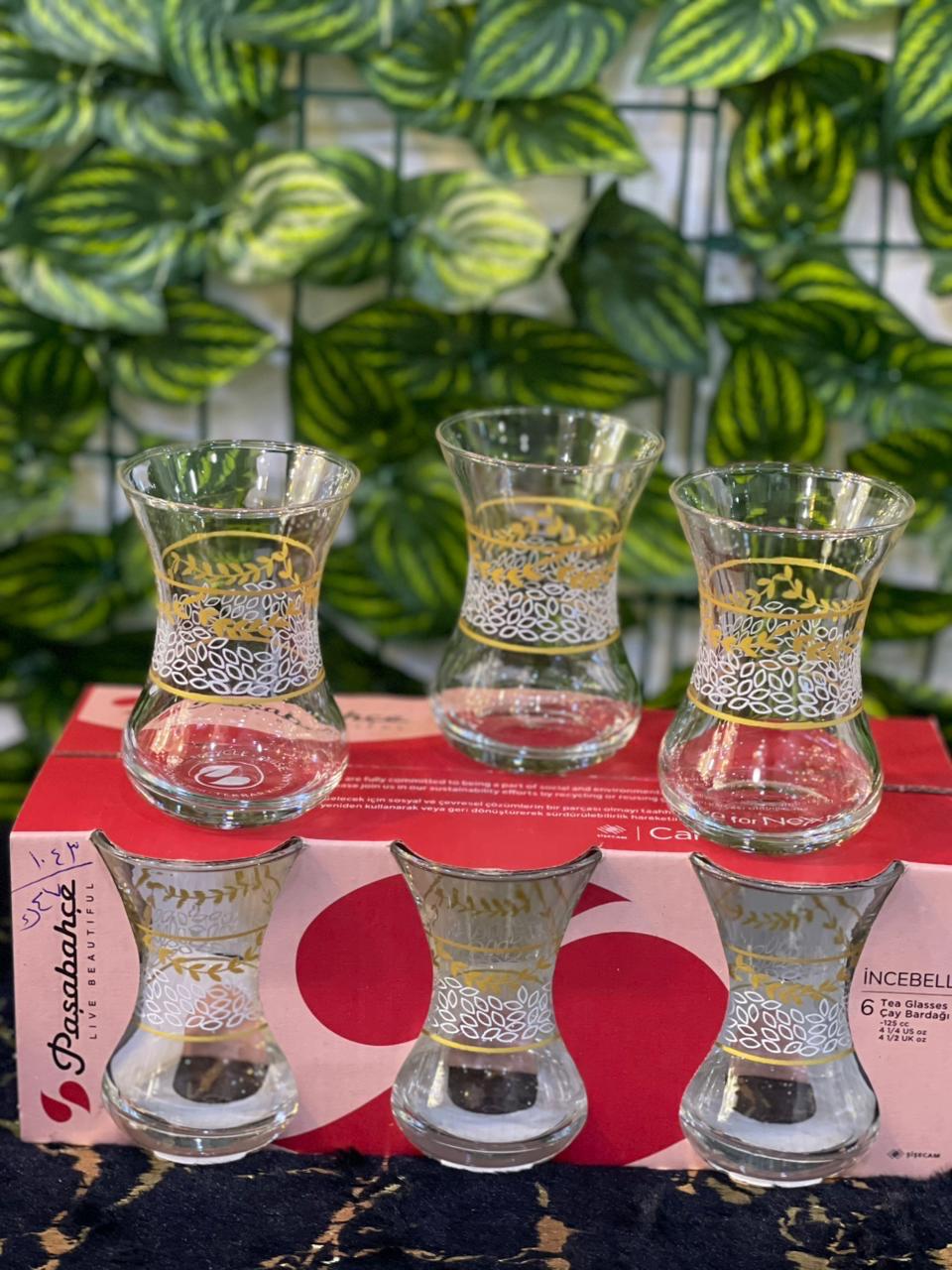 أكواب شاي بنقشة زهور ذهبية