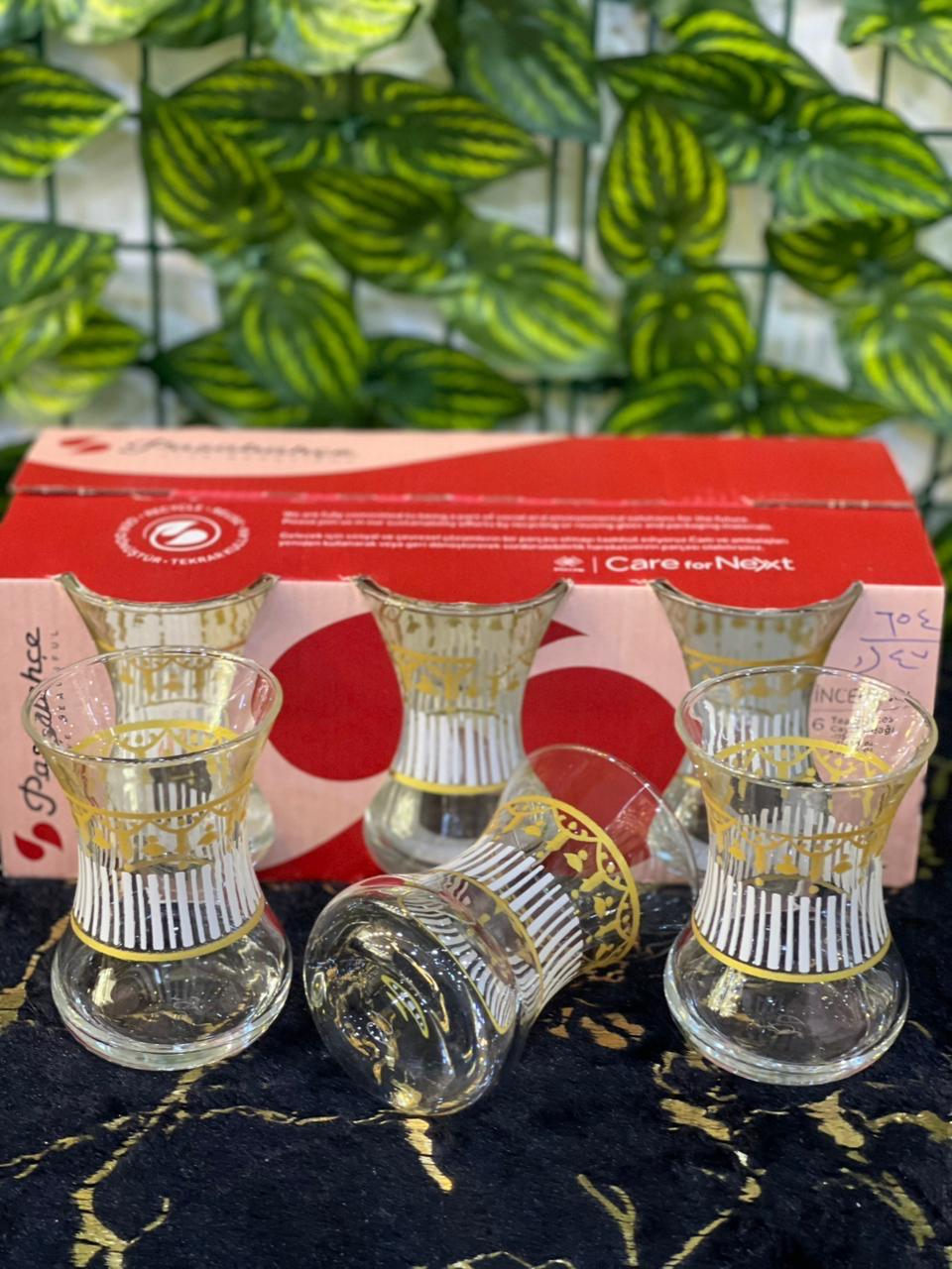 أكواب شاي بنقشة زرقاء وذهبية