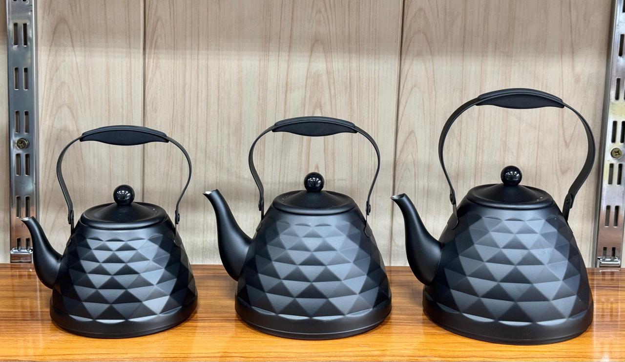 أباريق شاي سوداء بتصميم ماسي